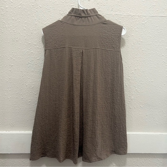 Ali Miles Sleeveless Button Front Swing Top in Taupe/Light Brown Size Small - Picture 6 of 7